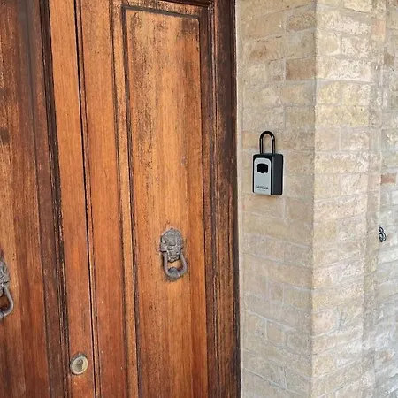 Con Vista Finestra Sulle Colline Fermo